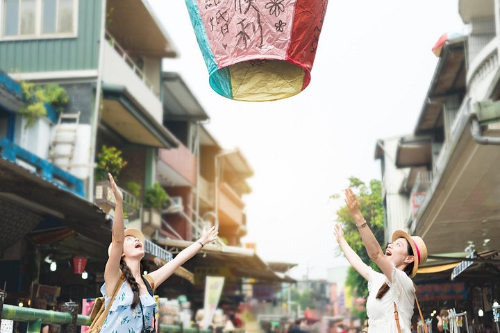 Privat dagsutflykt som utforskar Yehliu Geopark, Jiufen Old Street och Pingxi himmelslyktor från Taipei, foto 7 | wizardtrip