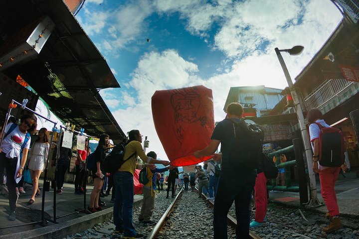 Privat dagsutflykt som utforskar Yehliu Geopark, Jiufen Old Street och Pingxi himmelslyktor från Taipei, foto 8 | wizardtrip