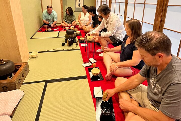 Expérience authentique de cérémonie du thé japonaise à Osaka, avec matcha et douceurs, photo 7 | wizardtrip