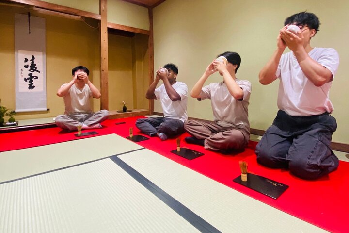 Expérience authentique de cérémonie du thé japonaise à Osaka, avec matcha et douceurs, photo 16 | wizardtrip