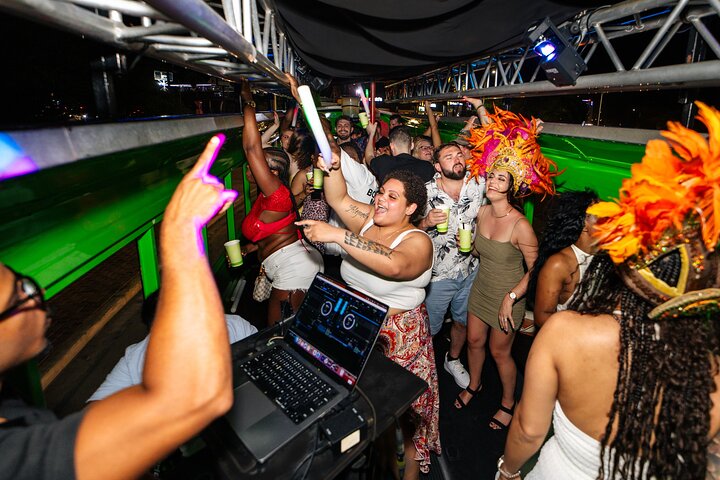 Aruba Nightlife Party Bus mit unbegrenzten Getränken & DJ | wizardtrip