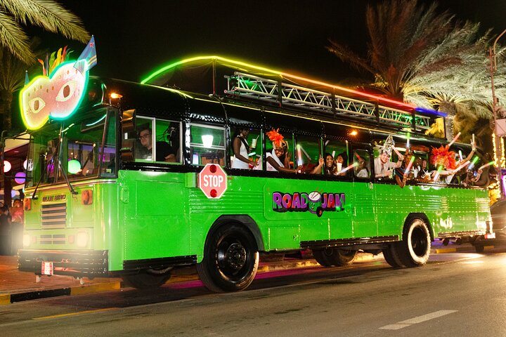 Party bus tour in Aruba with DJ, drinks, and club stops, photo 2 | wizardtrip