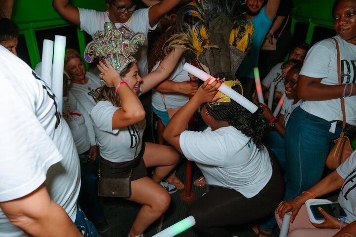 Party bus tour in Aruba with DJ, drinks, and club stops, photo 4 | wizardtrip