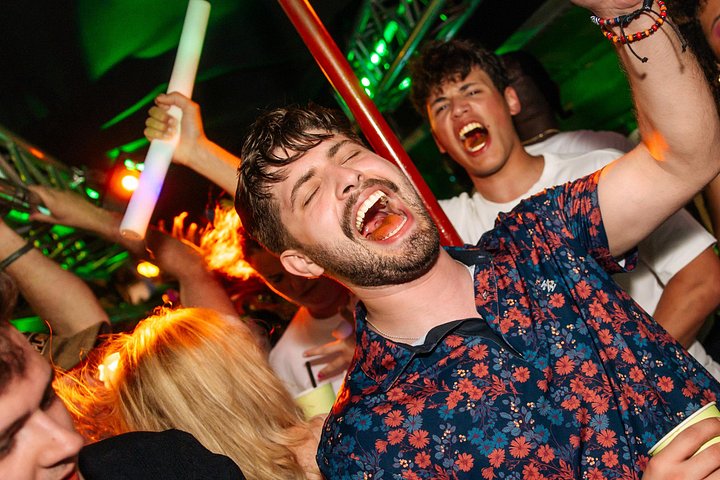 Party bus tour in Aruba with DJ, drinks, and club stops, photo 7 | wizardtrip