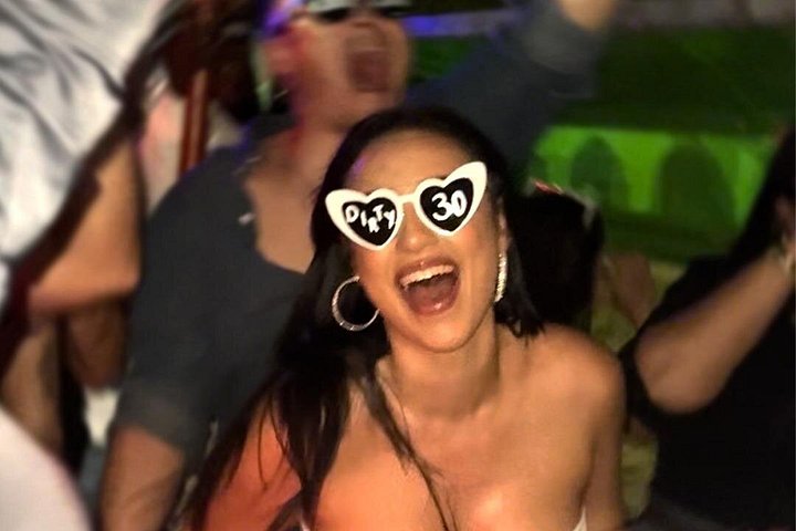 Party bus tour in Aruba with DJ, drinks, and club stops, photo 8 | wizardtrip
