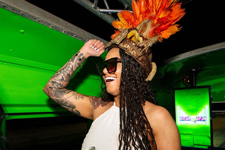 Party bus tour in Aruba with DJ, drinks, and club stops, photo 11 | wizardtrip