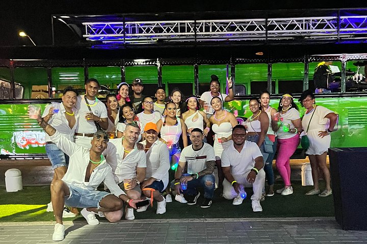Party bus tour in Aruba with DJ, drinks, and club stops, photo 12 | wizardtrip