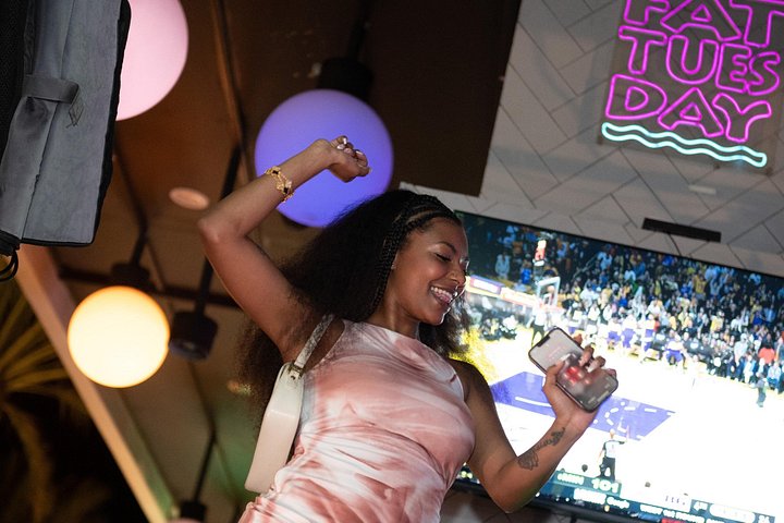 Party bus tour in Aruba with DJ, drinks, and club stops, photo 13 | wizardtrip
