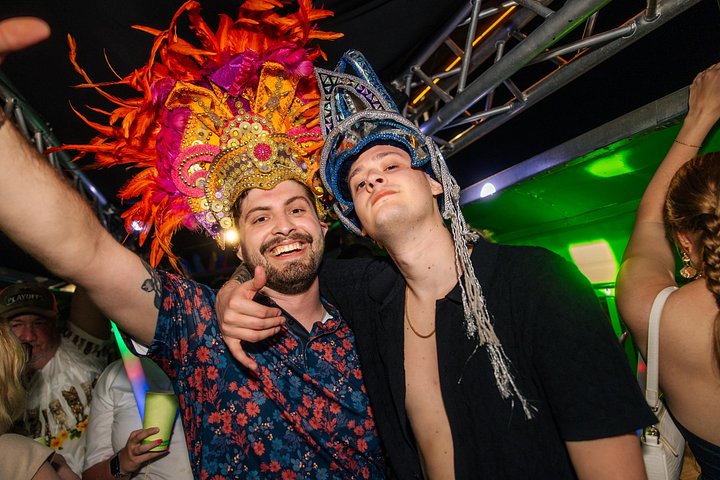 Party bus tour in Aruba with DJ, drinks, and club stops, photo 14 | wizardtrip