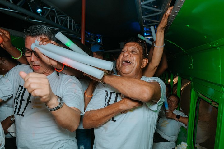 Party bus tour in Aruba with DJ, drinks, and club stops, photo 16 | wizardtrip