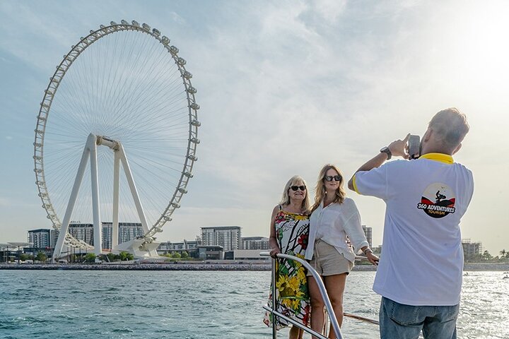 Lyxig yachtkryssning vid solnedgången i Dubai Marina, med utsikt över stadens skyline och ikoniska landmärken, foto 6 | wizardtrip
