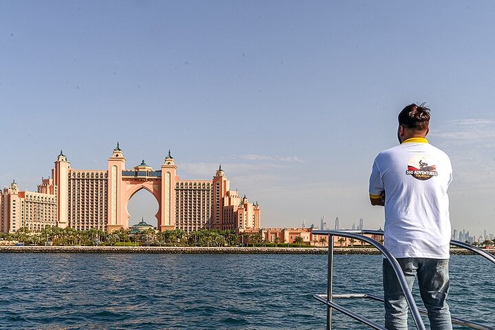 Lyxig yachtkryssning vid solnedgången i Dubai Marina, med utsikt över stadens skyline och ikoniska landmärken, foto 7 | wizardtrip
