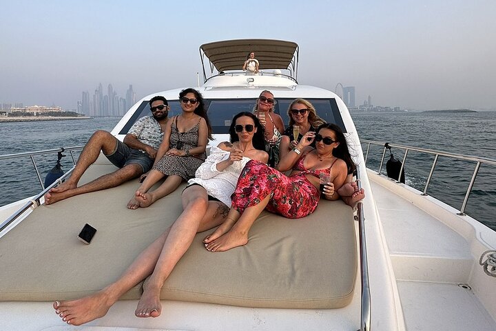 Lyxig yachtkryssning vid solnedgången i Dubai Marina, med utsikt över stadens skyline och ikoniska landmärken, foto 8 | wizardtrip