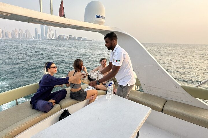 Lyxig yachtkryssning vid solnedgången i Dubai Marina, med utsikt över stadens skyline och ikoniska landmärken, foto 9 | wizardtrip