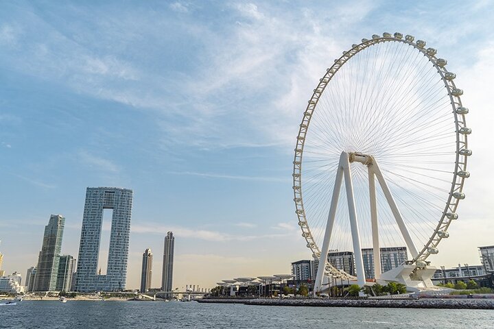 Lyxig yachtkryssning vid solnedgången i Dubai Marina, med utsikt över stadens skyline och ikoniska landmärken, foto 10 | wizardtrip
