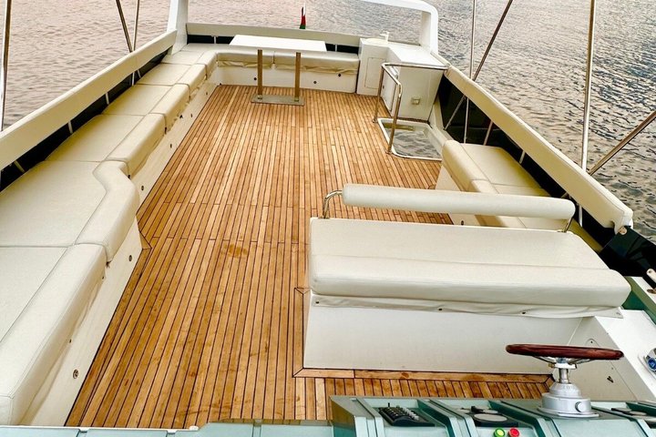Lyxig yachtkryssning vid solnedgången i Dubai Marina, med utsikt över stadens skyline och ikoniska landmärken, foto 14 | wizardtrip