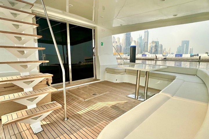 Lyxig yachtkryssning vid solnedgången i Dubai Marina, med utsikt över stadens skyline och ikoniska landmärken, foto 15 | wizardtrip