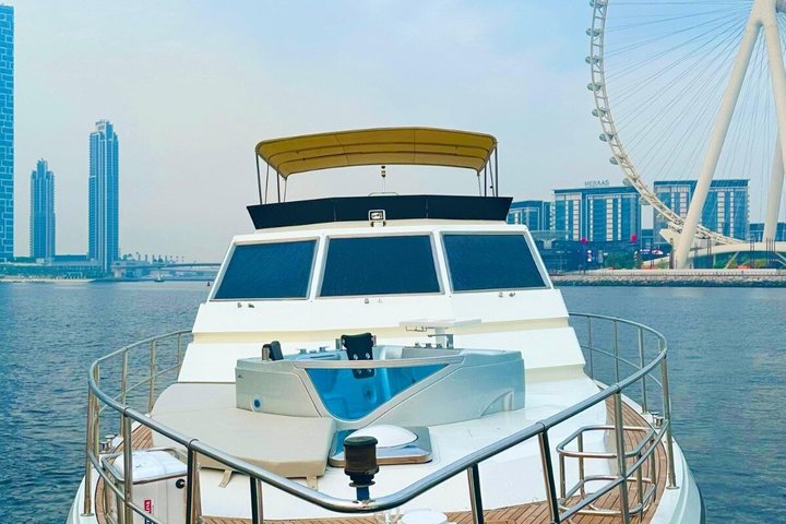 Lyxig yachtkryssning vid solnedgången i Dubai Marina, med utsikt över stadens skyline och ikoniska landmärken, foto 16 | wizardtrip