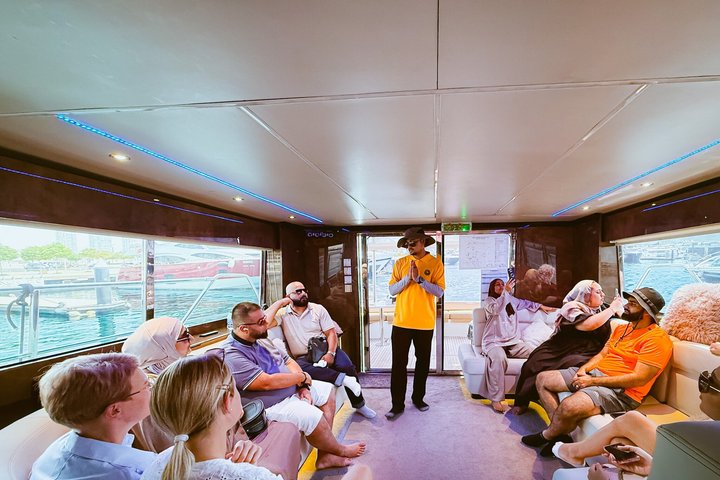 Lyxig yachtkryssning vid solnedgången i Dubai Marina, med utsikt över stadens skyline och ikoniska landmärken, foto 17 | wizardtrip
