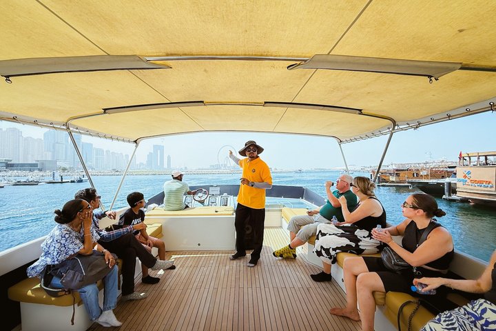 Lyxig yachtkryssning vid solnedgången i Dubai Marina, med utsikt över stadens skyline och ikoniska landmärken, foto 18 | wizardtrip