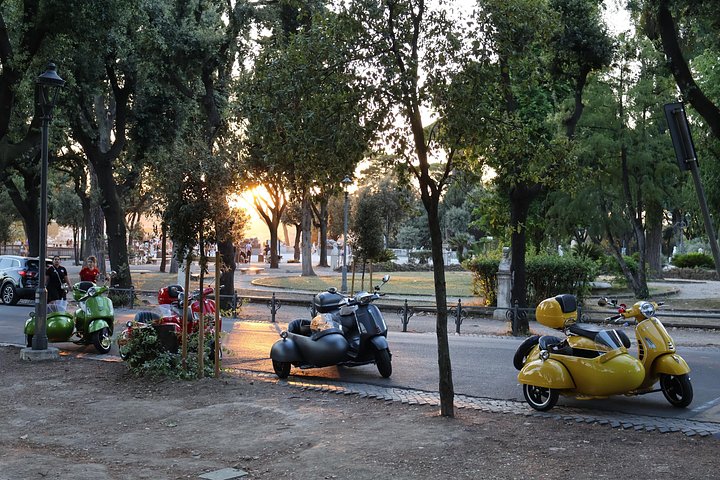 Ride through Rome's historic streets on a classic Vespa sidecar, visiting iconic landmarks, photo 7 | wizardtrip