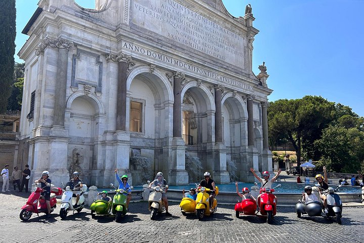 Ride through Rome's historic streets on a classic Vespa sidecar, visiting iconic landmarks, photo 8 | wizardtrip