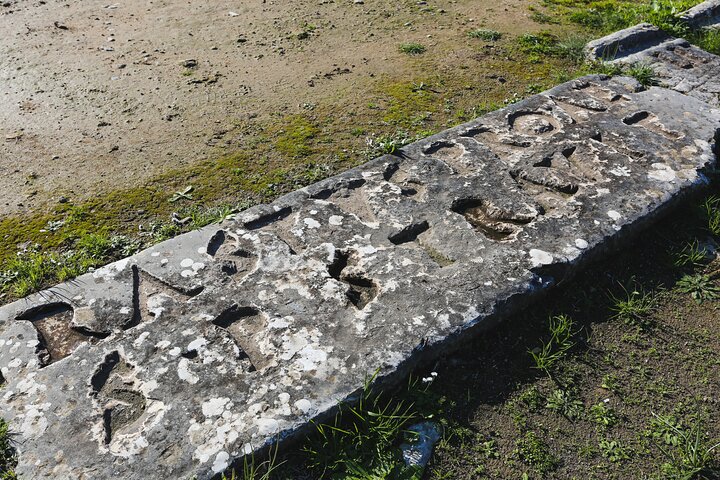 Explora la antigua Corinto, Grecia, siguiendo los pasos del Apóstol Pablo a través de ruinas históricas y sitios religiosos significativos, foto 10 | wizardtrip