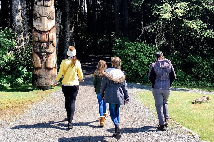Tour en grupo reducido de los puntos destacados de Sitka, incluyendo osos, rapaces y tótems, foto 25 | wizardtrip