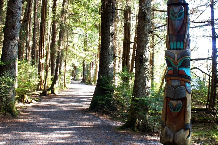 Tour en grupo reducido de los puntos destacados de Sitka, incluyendo osos, rapaces y tótems, foto 26 | wizardtrip