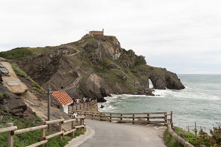 Utforsk Biscayas dramatiske kystlinje og historiske byer på en guidet tur fra Bilbao, inkludert Dragonstone, foto 7 | wizardtrip