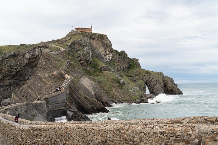Utforsk Biscayas dramatiske kystlinje og historiske byer på en guidet tur fra Bilbao, inkludert Dragonstone, foto 8 | wizardtrip