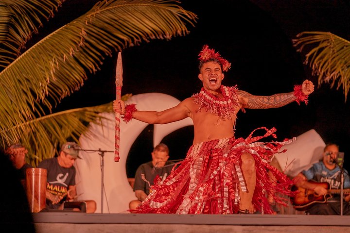 Découvrez un luau hawaïen authentique avec des danses polynésiennes, des spectacles de feu et un festin à Oahu, photo 6 | wizardtrip