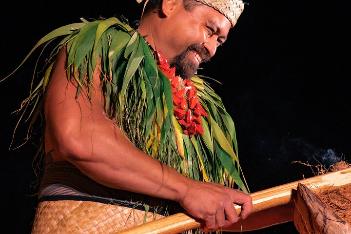 Découvrez un luau hawaïen authentique avec des danses polynésiennes, des spectacles de feu et un festin à Oahu, photo 8 | wizardtrip