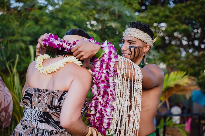Découvrez un luau hawaïen authentique avec des danses polynésiennes, des spectacles de feu et un festin à Oahu, photo 9 | wizardtrip