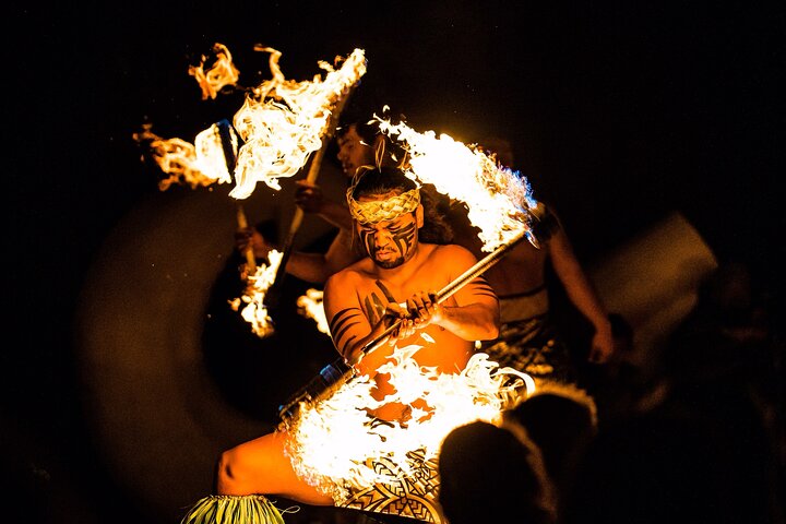 Découvrez un luau hawaïen authentique avec des danses polynésiennes, des spectacles de feu et un festin à Oahu, photo 10 | wizardtrip