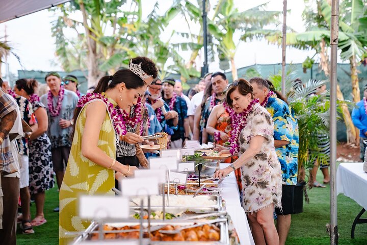 Découvrez un luau hawaïen authentique avec des danses polynésiennes, des spectacles de feu et un festin à Oahu, photo 12 | wizardtrip