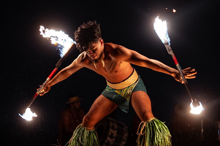 Découvrez un luau hawaïen authentique avec des danses polynésiennes, des spectacles de feu et un festin à Oahu, photo 14 | wizardtrip
