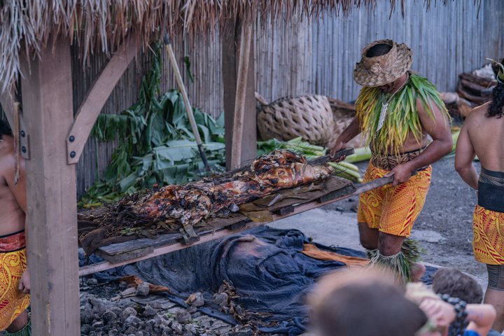 Découvrez un luau hawaïen authentique avec des danses polynésiennes, des spectacles de feu et un festin à Oahu, photo 16 | wizardtrip