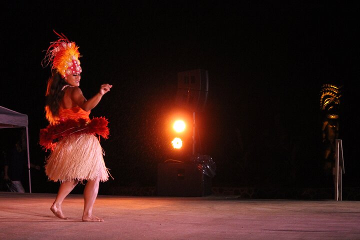 Découvrez un luau hawaïen authentique avec des danses polynésiennes, des spectacles de feu et un festin à Oahu, photo 17 | wizardtrip