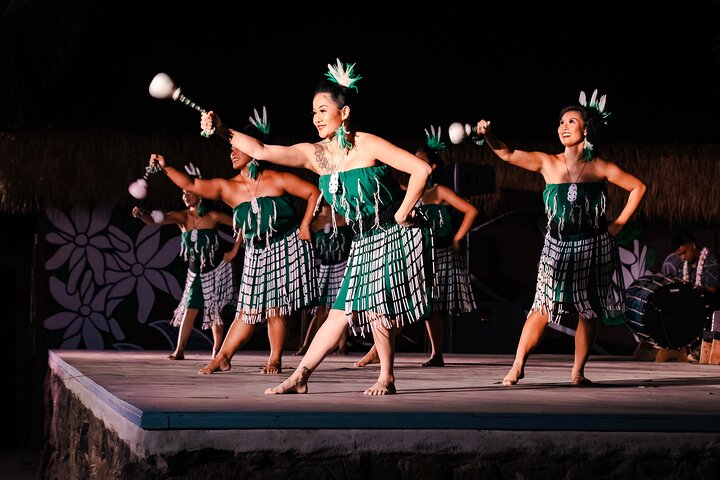 Découvrez un luau hawaïen authentique avec des danses polynésiennes, des spectacles de feu et un festin à Oahu, photo 18 | wizardtrip