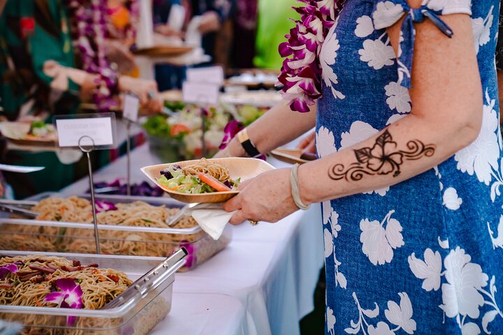 Découvrez un luau hawaïen authentique avec des danses polynésiennes, des spectacles de feu et un festin à Oahu, photo 19 | wizardtrip