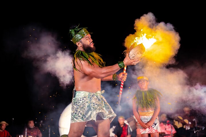 Découvrez un luau hawaïen authentique avec des danses polynésiennes, des spectacles de feu et un festin à Oahu, photo 20 | wizardtrip
