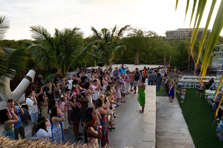 Découvrez un luau hawaïen authentique avec des danses polynésiennes, des spectacles de feu et un festin à Oahu, photo 22 | wizardtrip