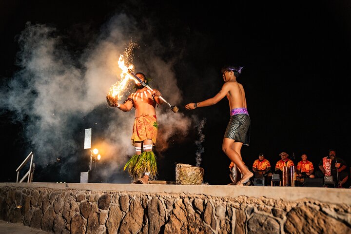 Découvrez un luau hawaïen authentique avec des danses polynésiennes, des spectacles de feu et un festin à Oahu, photo 30 | wizardtrip