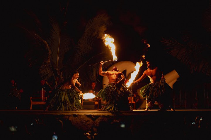Découvrez un luau hawaïen authentique avec des danses polynésiennes, des spectacles de feu et un festin à Oahu, photo 34 | wizardtrip