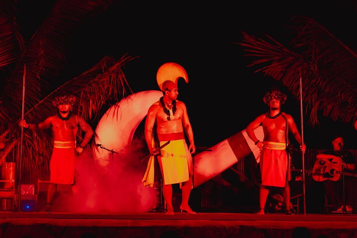 Découvrez un luau hawaïen authentique avec des danses polynésiennes, des spectacles de feu et un festin à Oahu, photo 36 | wizardtrip