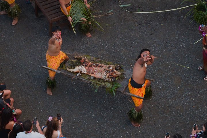 Découvrez un luau hawaïen authentique avec des danses polynésiennes, des spectacles de feu et un festin à Oahu, photo 37 | wizardtrip