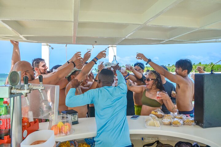 Crucero en barco solo para adultos con barra libre y snorkel en Punta Cana, foto 27 | wizardtrip