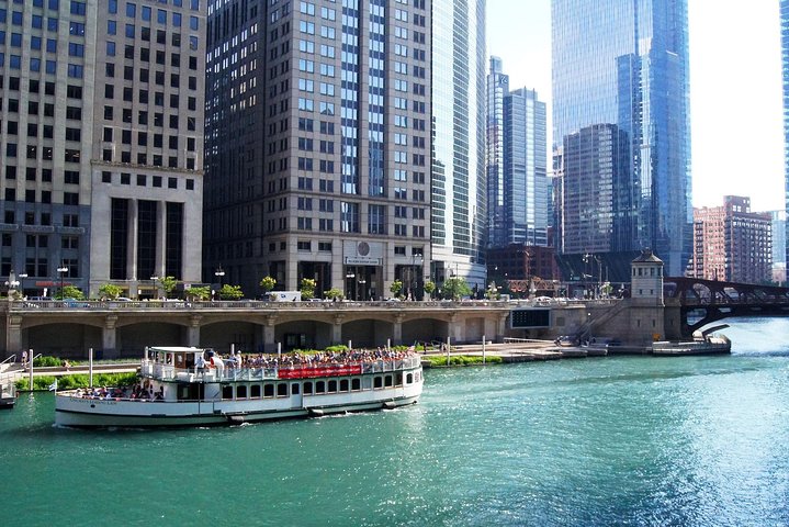 Horizonte de Chicago visto de um barco de cruzeiro fluvial, mostrando marcos arquitetônicos, foto 9 | wizardtrip