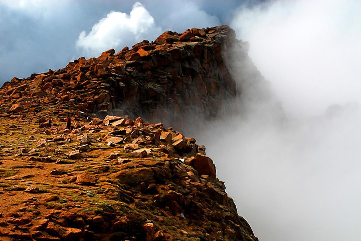 Turister som utforsker de fantastiske røde fjellformasjonene i Garden of the Gods og den naturskjønne toppen av Pikes Peak nær Denver, foto 6 | wizardtrip
